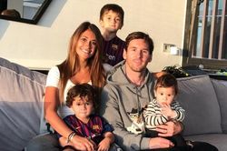 Messi ở lại Barcelona vì... nước mắt