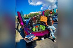 Bị phạt vì bán dạo dưa hấu trên siêu xe Lamborghini