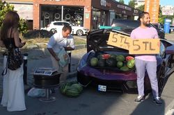 Dùng siêu xe Lamborghini bán dưa hấu trên lề đường