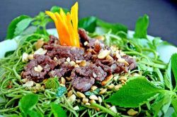 Làm nộm rau muống thịt bò theo cách này bao nhiêu cơm chẳng hết