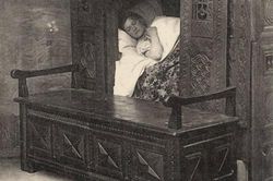 Người xưa có kiểu 'ngủ hộp' kỳ lạ nhưng nghe lý giải thì mới thấy sự sáng tạo của tổ tiên nằm ngoài sức tưởng tượng của con cháu