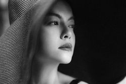 Phạm Quỳnh Anh lên sóng bản acoustic bài mới, nhưng cư dân mạng lại chăm chăm để ý lần hiếm hoi cô diện bikini