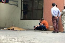 Vụ nam thanh niên rơi từ tầng cao chung cư tử vong ở Hà Nội: Ám ảnh ánh mắt thất thần của người cha ngồi gục bên thi thể con trai