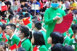 Các cô giáo luôn tay quạt mát cho học sinh trong ngày khai giảng