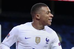 Mbappe đánh bại thủ môn ở góc hẹp