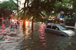 Vùng xoáy ở Trung Quốc di chuyển xuống miền Bắc nước ta gây mưa lớn