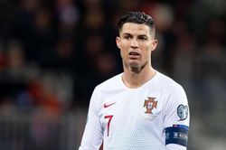 Ronaldo bị người đẹp nhắc nhở vì không đeo khẩu trang