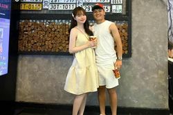 Quang Hải tình tứ bên bạn gái Huỳnh Anh, ngầm báo tin vui