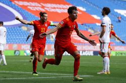 Bale mờ nhạt, xứ Wales bỏ tủi 3 điểm nhờ bàn thắng phút 94