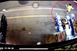 Clip: Đang ngồi quán vỉa hè, nam thanh niên nhanh chân chạy khỏi ghế để tránh vụ tai nạn kinh hoàng