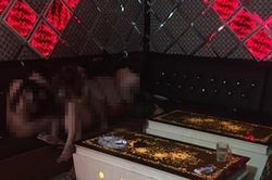 Nhân viên karaoke thoát y nhảy múa cùng khách