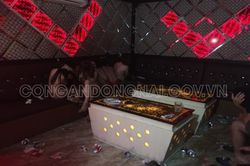 Đồng Nai: Bắt quả tang nhân viên nhảy thoát y với khách trong quán karaoke