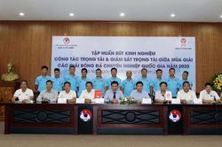 Trọng tài, trợ lý trọng tài tập huấn rút kinh nghiệm thông qua tình huống giả định