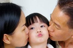 Bị con bắt gặp cảnh đang mặn nồng, ông bố trả lời lạc hướng 'đang đấm lưng cho mẹ' nhưng bị con gái tỏ thái độ cực gắt