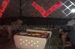 Bắt quả tang 5 cô gái 'tắm tiên', khỏa thân nhảy múa với khách tại quán karaoke Dòng Đời