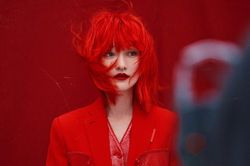 Châu Tấn nhuộm tóc đỏ, diện đồ Chanel lên tạp chí