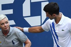 Djokovic bị loại khỏi US Open 2020 vì đánh bóng trúng nữ trọng tài