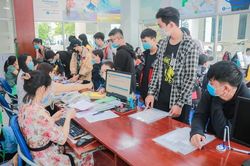Nhiều trường đại học bắt đầu cho thí sinh nhập học