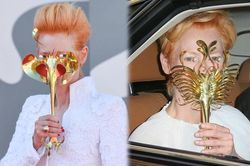 Câu chuyện về 2 chiếc mặt nạ bằng vàng và ngọc trai của Tilda Swinton ở thảm đỏ LHP Venice