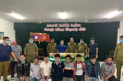 Bắt 8 đối tượng người Lào, thu giữ súng và 10kg ma túy
