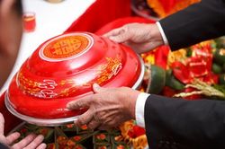 Sau lễ ăn hỏi, mẹ người yêu đề nghị tôi lo 100 triệu tiền cưới