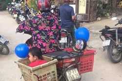 Khoảnh khắc người bà đưa hai cháu đi khai giảng bằng chiếc xe 'đặc biệt' khiến cư dân mạng rơm rớm nước mắt