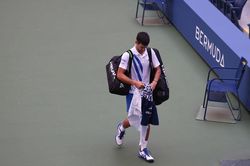 Đánh bóng vào cổ trọng tài, Djokovic bị loại khỏi US Open 2020