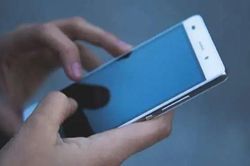 Lấy trộm điện thoại 14 triệu nhưng không biết cách dùng, tên trộm đành trả lại chủ nhân