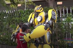 Ngày đầu con đi học, cha hóa trang thành robot Bumblebee