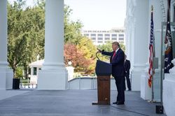 TT Trump chỉ trích ông Biden ngu ngốc, đòi đối thủ xin lỗi