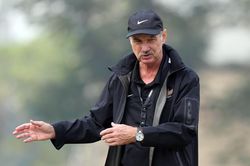 'HLV Alfred Riedl luôn nói không được bỏ cuộc'