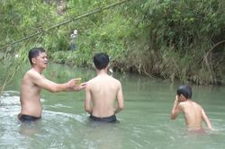 Thầy giáo làng 5 năm dạy bơi miễn phí cho học sinh