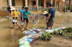 Mưa to, lũ ống 'nhấn chìm' trường học ở Lào Cai, toàn bộ sách vở ngập trong bùn, nước