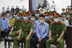 Xét xử vụ án Đồng Tâm: Các bị cáo xin hưởng khoan hồng, khai nguồn tiền đi mua lựu đạn