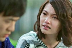 Vừa ra khỏi tòa, chồng phóng xe thẳng về nhà, lục tung quần áo của con như tìm vật báu, đến khi nhìn thấy vật anh lấy ra, tôi cay đắng đến sững sờ