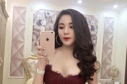 Mang tất ren cùng váy ngắn cũn cỡn, cô giáo trẻ Âu Hà My lộ ảnh 'nhạy cảm'