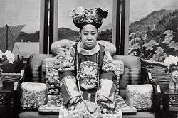 Loạt ảnh hậu cung của Hoàng đế Quang Tự triều nhà Thanh: Hoàng hậu lưng gù, phi tần mũm mĩm