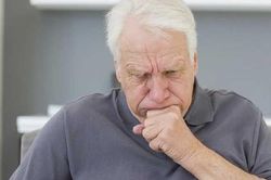 Các bệnh người cao tuổi dễ mắc trong thời điểm giao mùa