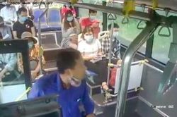Clip người đàn ông ở Hà Nội phun nước bọt vào phụ xe buýt vì bị nhắc đeo khẩu trang