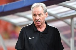 Thương nhớ HLV Alfred Riedl: Tặng tiền cho dân nghèo, khao khát sống ở Việt Nam
