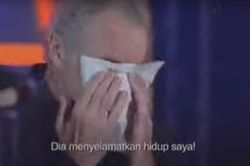 Xúc động khoảnh khắc HLV Riedl bật khóc trước ân nhân hiến thận