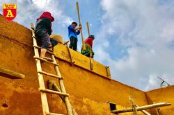 Lên Y Tý xem đồng bào giã đất làm nhà