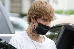 Justin Bieber lộ hình xăm mới khi xuống phố