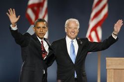 Cựu TT Obama nói đùa về món ăn và kiểu kính ưa thích của ông Biden