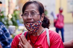 Thân nhân bật khóc khi tìm được tro cốt ở chùa Kỳ Quang 2