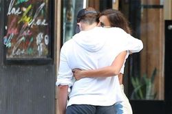 Bradley Cooper và Irina Shayk thân thiết sau chia tay
