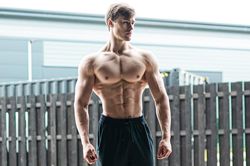 Chàng trai cơ bắp từng bị vẹo cột sống