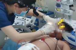 Truyền 2 lít máu cứu bé trai nguy kịch do sốt xuất huyết