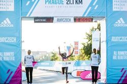 Peres Jepchirchir phá kỷ lục thế giới giải bán marathon với giày chạy adizero adios Pro