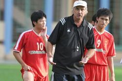 Văn Quyến gây xúc động với lời tri ân thầy Alfred Riedl